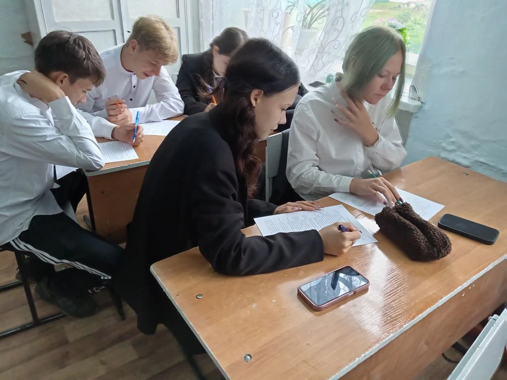Игра практикум «В мир науки физика с Точкой роста» Класс 9. Количество учащихся: 14 декабрь 2025  год  Учебный предмет: Физика. Цель работы: экспериментально подтвердить зависимость гидростатического давления от глубины погружения. Формирование у учащихся.